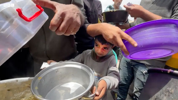Gaza child waiting for food