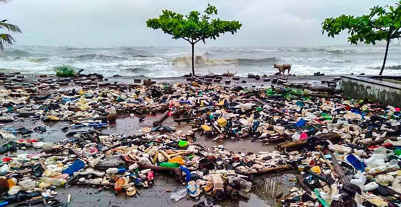 Nature returns plastic rubbish from the sea